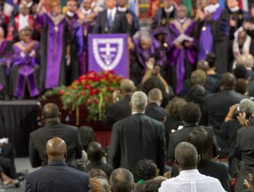 Obama habla de injusticias en funeral de víctima de masacre racista