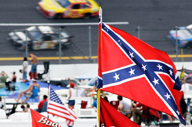 Presidente de NASCAR pide retirar la bandera confederada de las carreras