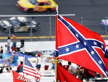 Presidente de NASCAR pide retirar la bandera confederada de las carreras