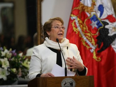 Presidenta Bachelet agradeció "entrega y vocación" de Eyzaguirre en el Mineduc