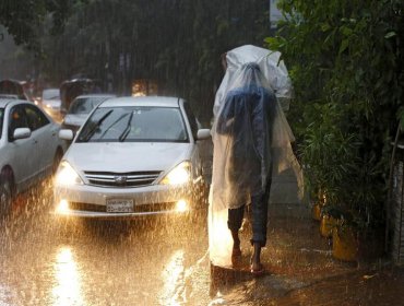 Al menos 17 muertos y 100.000 afectados por lluvias en sureste de Bangladesh