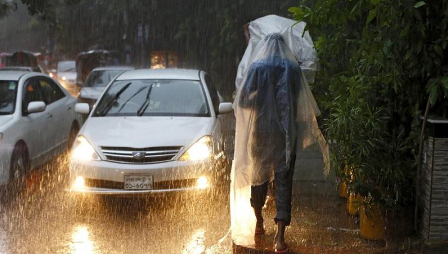 Al menos 17 muertos y 100.000 afectados por lluvias en sureste de Bangladesh