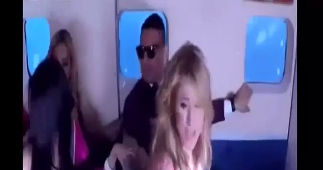 Video: Paris Hilton vive momento de terror al interior de avión privado