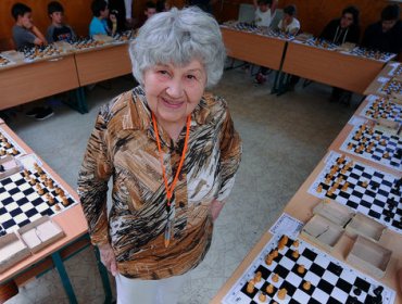 Super abuela: Anciana 87 rompe el record de partidas simultáneas de ajedrez