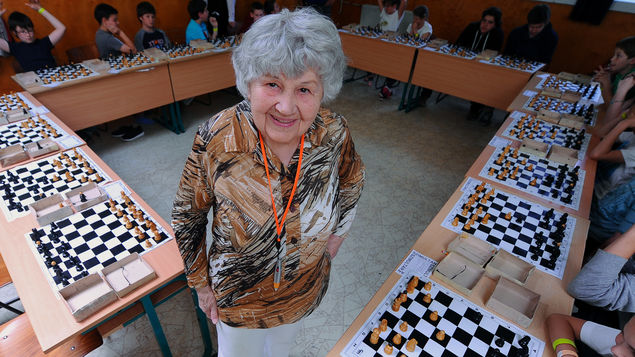 Super abuela: Anciana 87 rompe el record de partidas simultáneas de ajedrez