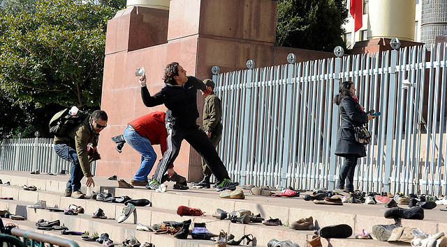 Profesores y estudiantes protestan lanzando zapatos frente al Congreso