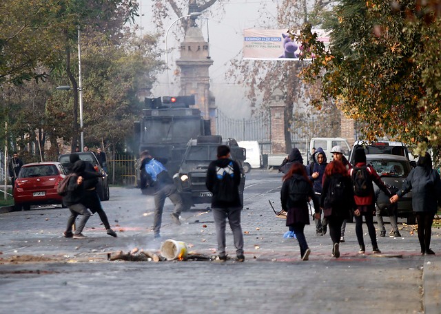 Estudiantes protagonizan enfrentamientos con Carabineros en Liceo Darío Salas