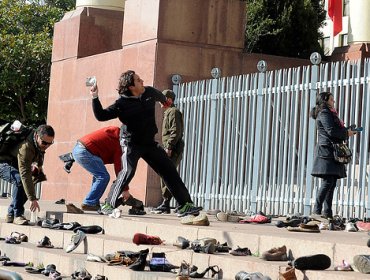 Profesores y estudiantes protestan lanzando zapatos frente al Congreso