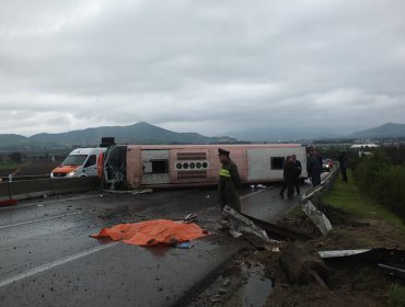 Villa Alegre: Una madre y su hija mueren en volcamiento en la Ruta 5 Sur