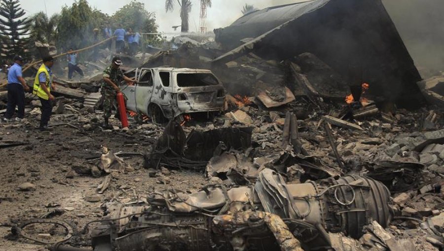Al menos 55 muertos y 2 heridos en accidente de avión militar en Indonesia