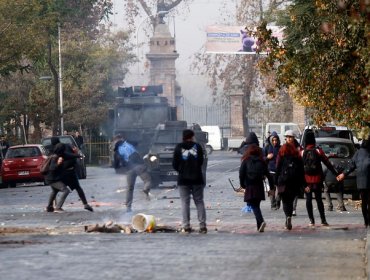 Estudiantes protagonizan enfrentamientos con Carabineros en Liceo Darío Salas