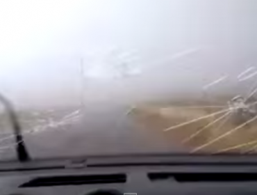 Video: Tormenta de granizos destruye el parabrisas de un auto