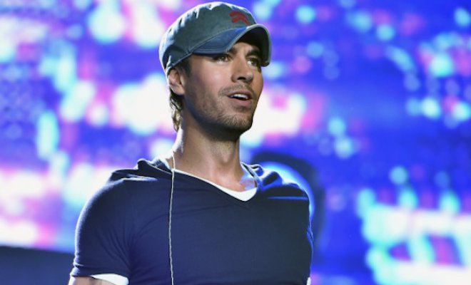 Enrique Iglesias enfrenta cargos por conducir con carnet suspendido en Miami