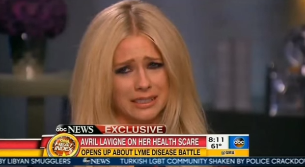 Video: Avril Lavigne se emociona hasta las lágrimas en programa de televisión