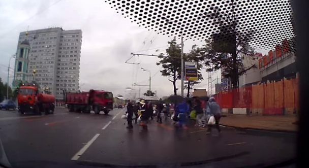 Impactante video muestra como un camión por poco atropella a grupo de personas