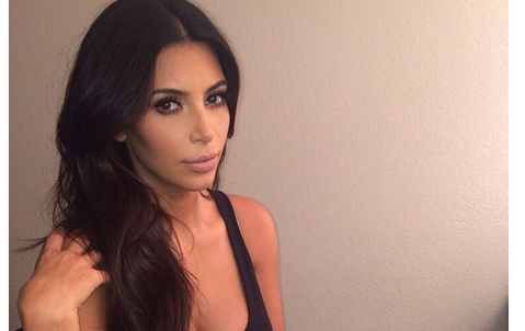 Kim Kardashian posa mostrando sus atributos para revista Rolling Stone