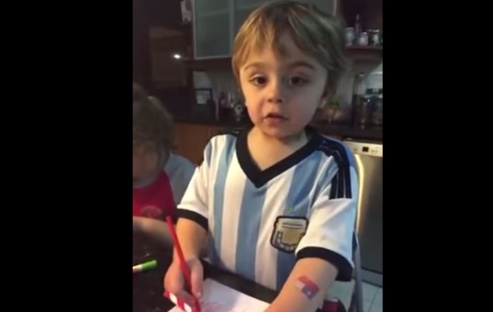 Video: Niño argentino se vuelve viral por cantar “chileno de corazón”