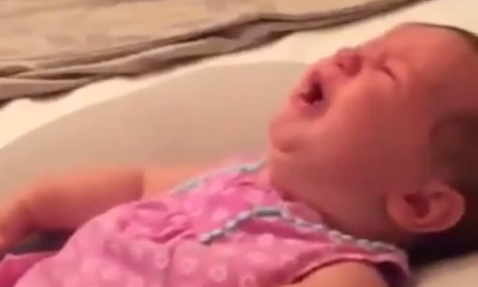 Video: No podrás creer la reacción de esta bebé cuando escucha una canción de Chino y Nacho