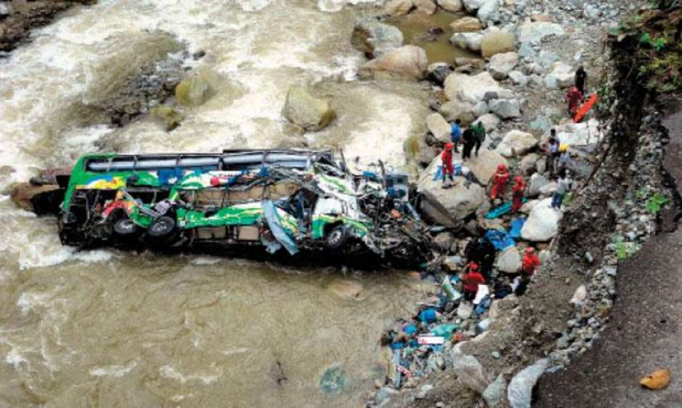 Catorce muertos y 14 heridos al caer autobús por una pendiente en Perú