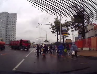 Impactante video muestra como un camión por poco atropella a grupo de personas