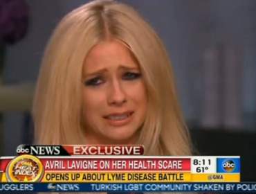Video: Avril Lavigne se emociona hasta las lágrimas en programa de televisión