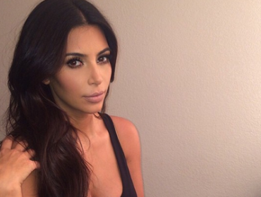 Kim Kardashian posa mostrando sus atributos para revista Rolling Stone