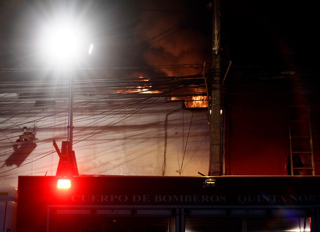 Incendio en Quinta Normal moviliza a Bomberos