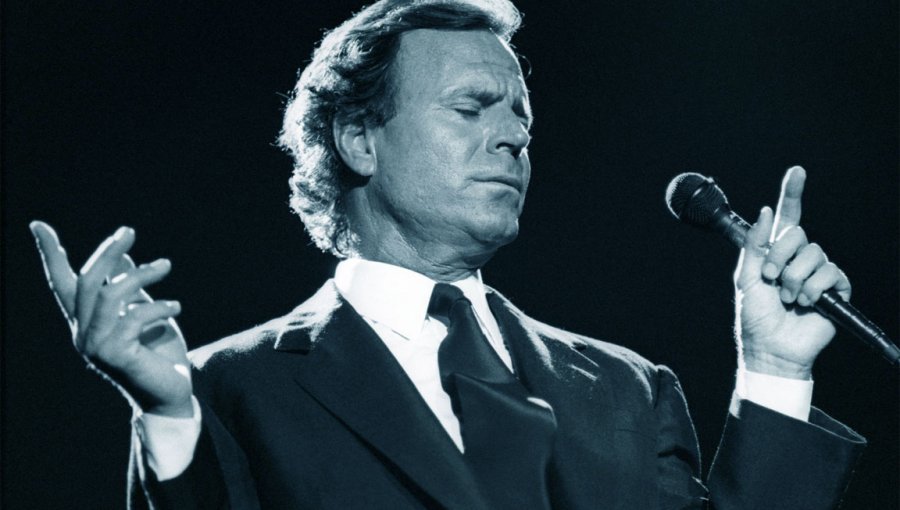 El cantante Julio Iglesias es operado de la espalda en Nueva York