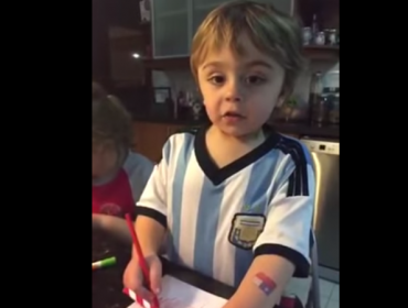 Video: Niño argentino se vuelve viral por cantar “chileno de corazón”