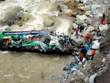 Catorce muertos y 14 heridos al caer autobús por una pendiente en Perú