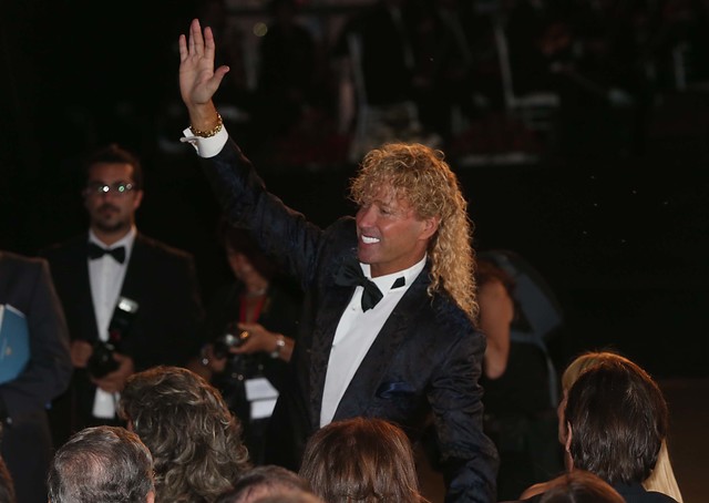 Fiel a su estilo: Farkas compró 40 mil banderas para alentar a la Roja este sábado