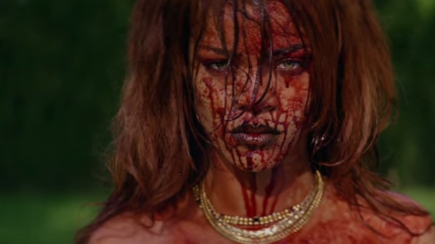 Rihanna lanza estremecedor video lleno de sangre y desnudos