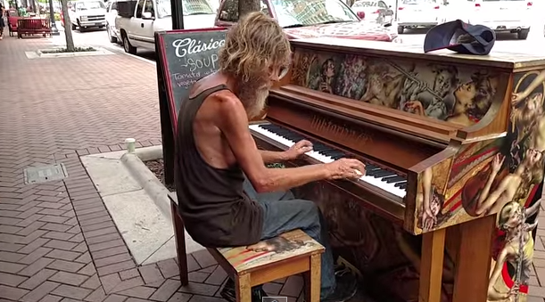 Video: Indigente sorprende con su increíble talento para el piano