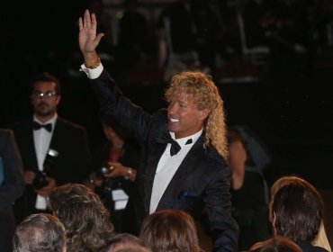 Fiel a su estilo: Farkas compró 40 mil banderas para alentar a la Roja este sábado