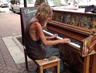 Video: Indigente sorprende con su increíble talento para el piano