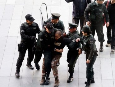 Detienen a jóvenes en medio de incidentes en las afueras del Centro de Justicia