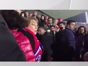 Video: Presidenta Bachelet es increpada en partido por la delincuencia