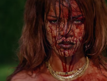 Rihanna lanza estremecedor video lleno de sangre y desnudos