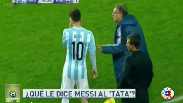 Video: Polémica imagen de Messi dando órdenes a su entrenador