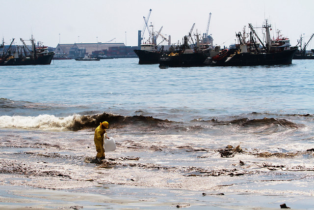 Pescadores de Iquique piden indemnización tras derrame de petróleo ocurrido en 2013