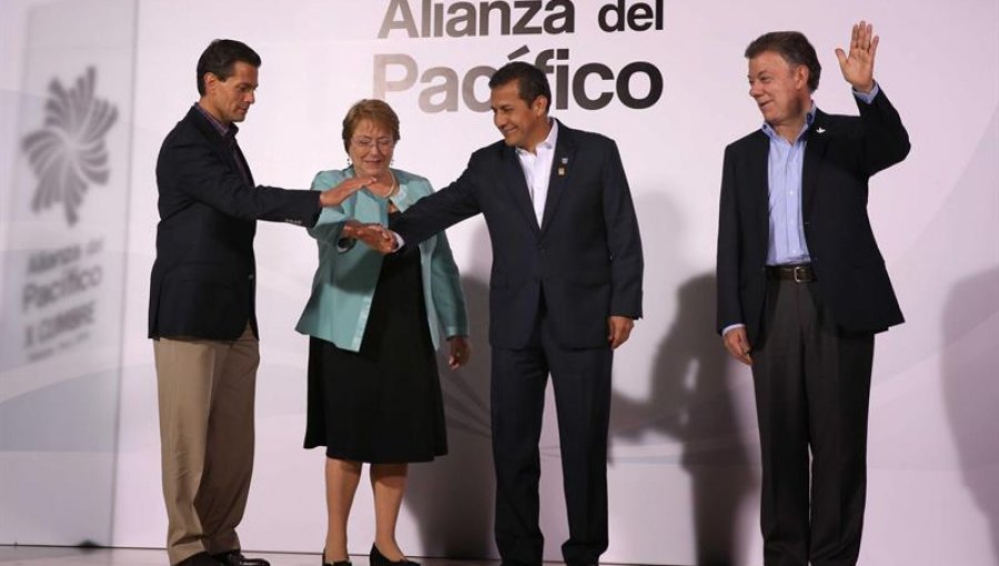 Presidenta admite problemas en la educación chilena en su llegada a la cumbre de la Alianza del Pacífico