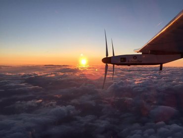 El avión Solar Impulse II bate dos récords mundiales al aterrizar en Hawai