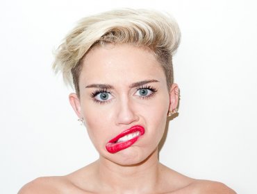 Miley Cyrus posa en topless para revista V Magazine