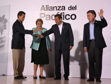 Presidenta admite problemas en la educación chilena en su llegada a la cumbre de la Alianza del Pacífico