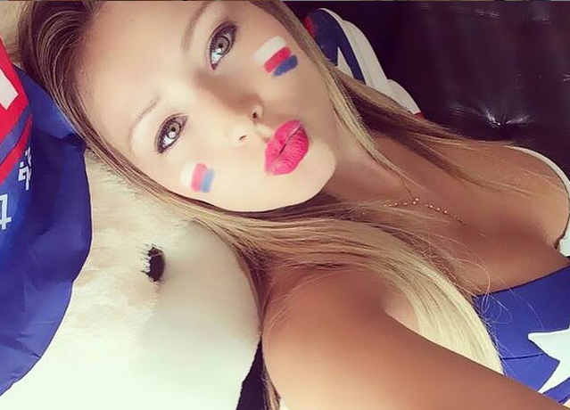 Daniella Chávez va al estadio a ver la final con infartante vestido