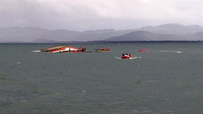 Dos muertos y tres desaparecidos al volcarse un barco en río de Estados Unidos