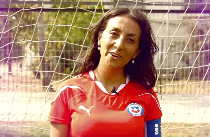 Cecilia Pérez cumple su apuesta tras triunfo de la Roja y usa una camiseta que dice “Michelle Estoy Contigo”
