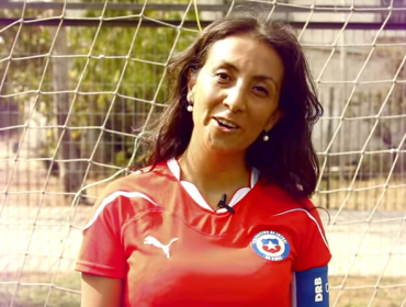 Cecilia Pérez cumple su apuesta tras triunfo de la Roja y usa una camiseta que dice “Michelle Estoy Contigo”
