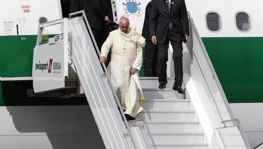El papa Francisco llega a Ecuador donde inicia su gira por Latinoamérica