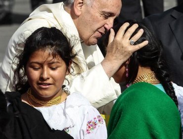 El papa insta a fomentar el diálogo y la participación a su llegada a Ecuador